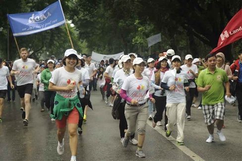 Thousands join charity run for Hanoi children